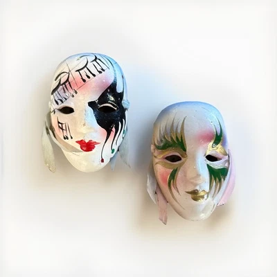 Juego de 2 máscaras de teatro pequeñas vintage de porcelana Foto 1 de 4