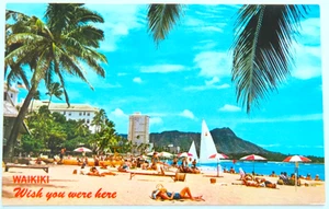Waikiki Beach Hawaii Postkarte Vintage Chrom Menschen Segelboot Tropen Reisen - Bild 1 von 2