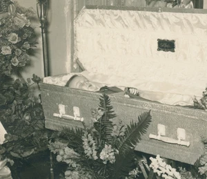 Foto post mortem vintage bambino, bambino in bara funerale bara aperta fiore | PM04 - Foto 1 di 3