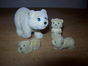 In My Pocket - Spielzeug - Eisbärenfamilie (Mama & 3 Babys) - Bild 1 von 4