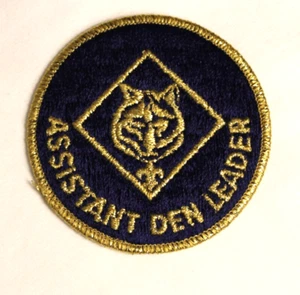 Fully Embroidered "Trained" Asst. Den Leader Patch, 1976-1983, MINT BSA Insignia - Picture 1 of 1