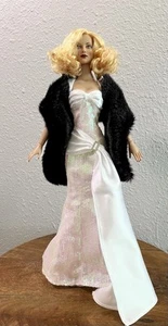 "Muñeca de moda Tonner 16"" con vestido/vestido Ava Gardner - 2 estolas/chales" - Imagen 1 de 24