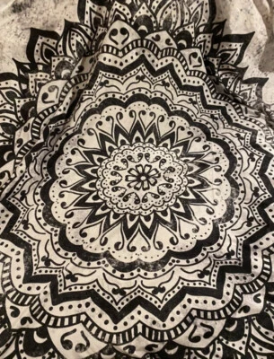 Tapiz mandala blanco y negro perfecto para dormitorio/hogar (grande) Foto 1 de 4