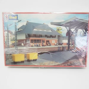 Revell 1/87 H0 2000 Kleinstadtbahnhof - Bausatz Vintage - Bild 1 von 3