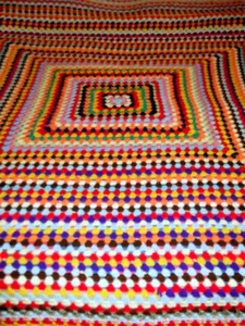 COPERTA COPRILETTO GRANNY LAVORATO AI FERRI-UNCINETTO 265X265. - Foto 1 di 7