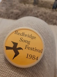 Insignia vintage Redbridge Song Festival 1984 - Imagen 1 de 2