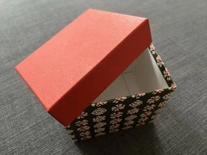 ⭐⭐⭐ Süße dekorative Papier Geschenkbox mit japanischem Muster und rotem Deckel - klein - Bild 1 von 5