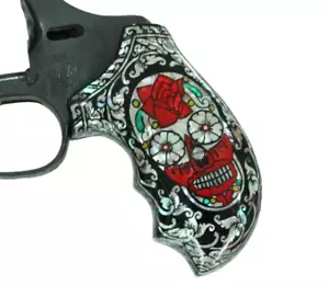 Mother of Pearl Negro Rojo Azúcar Calavera Art para Marco S&W J Empuñaduras de Botón Redondas m 642 - Imagen 1 de 24