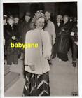 SHIRLEY TEMPLE ORIGINAL 8X10 PHOTO CANDID ARRIVING TO PREMIERE IN 1943
