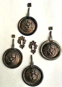 QUATTRO MANIGLIE STILE IMPERO E DUE BOCCHTTE - BRONZO - ITALIA - Foto 1 di 3