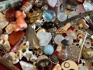 Scoop Magpie Hoard, Goblin Bait, Charms. Oddities, Bones, Goblin Core - Picture 1 of 6