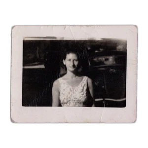 Vintage Distressed Outdoor Portrait - Blurred Girl - 50er Jahre Auto - Kleinformat - Bild 1 von 2