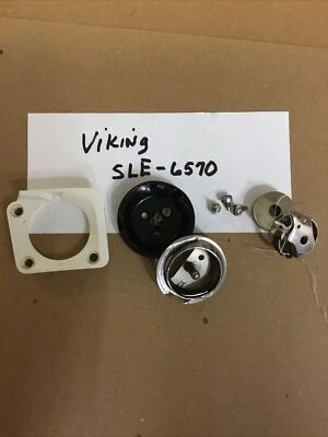 Husqvarna Viking SLE 6570 Máquina de Coser CUBIERTA DE BOBINA, GANCHO Y ESTUCHE Foto 1 de 4