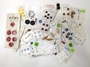 Lote grande de botones de costura vintage sin usar en tarjetas diamantes de imitación y negro azabache y plástico - Imagen 1 de 4