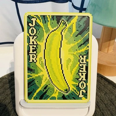 Ímã de arte em relevo impresso em 3D - Cartão coringa inspirado em Balatro Cavendish - Imagem 1 de 4