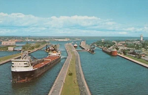 Postal de la Torre de la Historia Soo Locks Sault Ste Marie Michigan Ships - Imagen 1 de 2