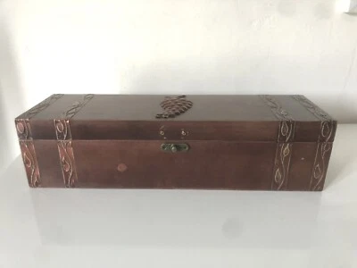 Coffre ancien en bois allongé grappe de raisin - Photo 1/4