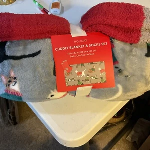 Holiday Cuddly Cat Blanket And Socks - Picture 1 of 4