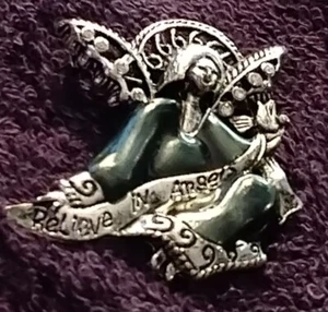 Believe In Angels Brosche Anstecknadel silberfarben grün Emaille klar Strass 2” x 2” - Bild 1 von 2