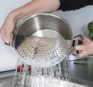 Topf Abgießhilfe Abgießsieb für Kochtöpfe Nudelsieb Topfsieb Kochtopfabgießer - Bild 1 von 3