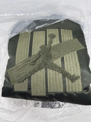 Chaqueta Bomber Undefeated X Jordan - Carga Caqui/Mandarín Brillante Talla Grande Foto 1 de 3