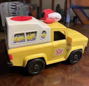 Camión de juguete icónico Disney Pixar Toy Story Pizza Planet con capucha y puertas que se abren - Imagen 1 de 6