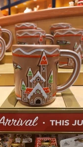 Tazza da caffè Natale Disney Parks Holiday Castello di Pan di Zenzero 2025 NUOVA - Foto 1 di 1