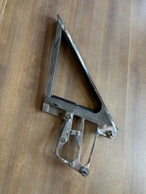 Ford Thunderbird 1964-1966 lado del conductor LH usado. Marco de ventana de ventilación de ala lateral solamente Foto 1 de 4