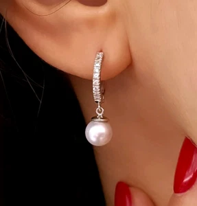 Orecchini pendenti PERLE AKOYA 7.5mm e DIAMANTI 0.22 Ct Totali ORO BIANCO 18 kt - Foto 1 di 10