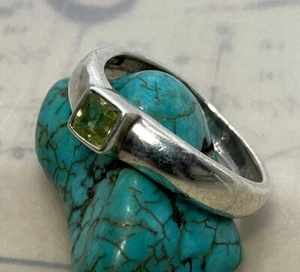 Contemporary Emerald Cut Peridot 925 Sterling Silver Ring Size6 2.5gr - Picture 1 of 8