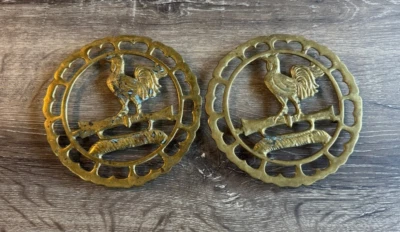 Набор из 2 винтажных латунных кухонных тарелок на ножках петуха/курицы - Изображение 1 из 4