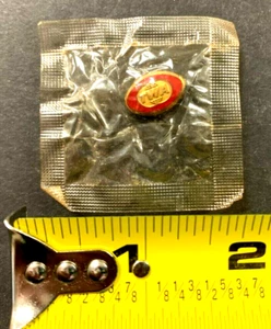 VINTAGE TWA AIRLINE GOLD & RED ENAMEL EMPLOYEE SERVICE LAPEL PIN SEALED (AA) M - Imagen 1 de 4
