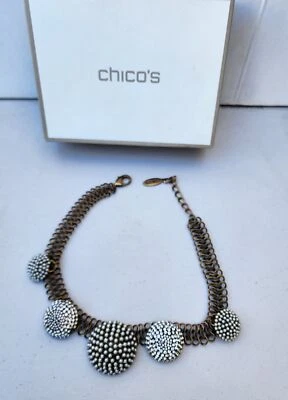 Collar de colección Chico's tono dorado cúpula estrás imitación perlas pasarela llamativo Foto 1 de 3