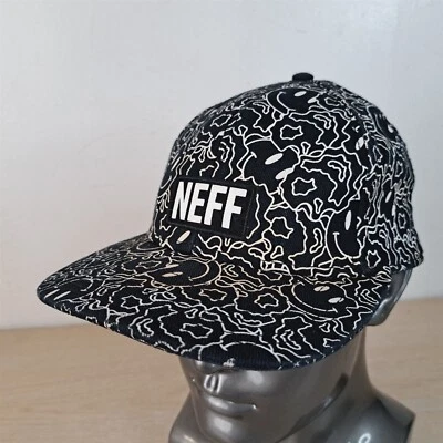 GORRA/GORRA DE BÉISBOL AJUSTABLE CON ESTAMPADO INTEGRAL NEFF SMILEY FACE, NEGRA/BLANCA Foto 1 de 4