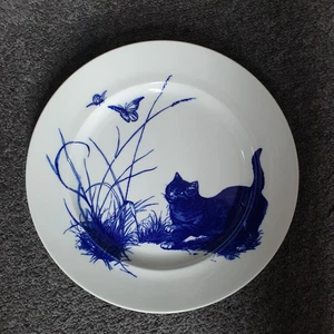 KINGSTON LACY DORSET NATIONAL TRUST ~ BLUE & WHITE CAT PLATE CATS BUTTERFLIES - Picture 1 of 3