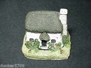 ESTILO INGLÉS CABAÑA MINIATURA YESO TIPO 2 1/4 PULGADAS DE ALTO - Imagen 1 de 4