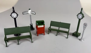 Abt 56 Konvolut 7 Metall Dorf Zubehör 2 Bank Briefkasten 2 Uhr Meter St Schild - Bild 1 von 13