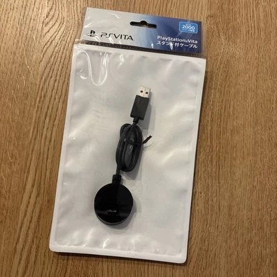 【Nuovo】Sony PlayStation PS Vita Charging Stand Cradle PCHJ-15019 per PCH-2000... - Immagine 1 di 4