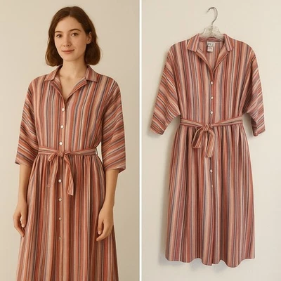 Vestido midi listrado vintage B Altman & Co colarinho com botão frontal e cinto 12 - Imagem 1 de 4