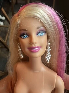 Orecchini Barbie's Bambola Nudi Occhi Blu Capelli Biondi Rosa & Neri Striaks 2009 - Foto 1 di 8