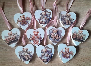 Holz Deko Herzen Hänger Teddy Bären Teddybär Motiv 10 Stück Geschenk Weiß - Bild 1 von 3