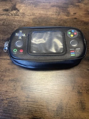 Bolsa para lápiz bolígrafo + engranaje, controlador de videojuego estilo negro/multicolor en muy buena condición Foto 1 de 4