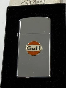 Encendedor delgado Zippo 1984 Gulf gas y aceite sin encender en caja X810 - Imagen 1 de 5