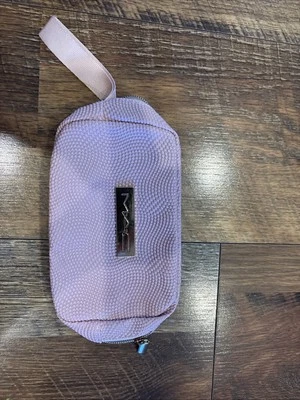 Bolsa de cosméticos de maquillaje MAC ROSA FY23 vacaciones GWP oro cremallera guijarro Foto 1 de 4