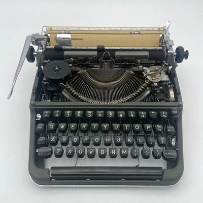 1957 Olympia SM3 De Luxe Manual Typewriter Made In Germany Green Vintage As Is - Image 1 of 4
