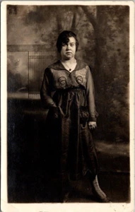 Mujer en precioso vestido retrato RPPC postal - Imagen 1 de 2