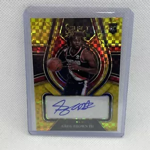 2021-22 Panini Select Greg Brown iii Rookie GOLD Prizm Auto/10 RC Trail Blazers - Foto 1 di 3