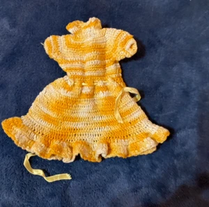Handmade Crocheted Barbie Doll Dress Yellow Gold White Vintage 1960s Button Back - Bild 1 von 12