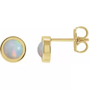 Juego de pendientes de bisel de ópalo blanco natural cabujón en oro amarillo 14K - Imagen 1 de 2