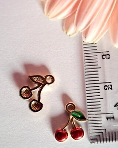Lot de 2 breloques, pendentif cerise d'environs 1.3 x 1.1 cm, neuf (A105) - Imagen 1 de 3